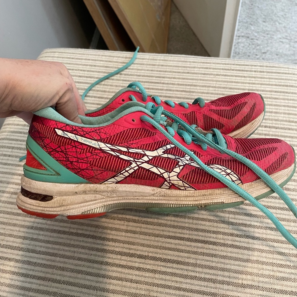 neon pink asics blue laces dynamic duomax t674n